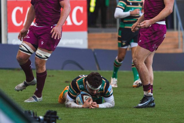 Josh Kemeny of Northampton Saints scores Saints third try during the Gallagher Premiership match Northampton Saints vs Sale Sharks at Cinch Stadium at Franklin's Gardens, Northampton, United Kingdom, 20th December 2025

(Photo by Craig Evans/News Images)

*** GER AUT SUI OUT ***