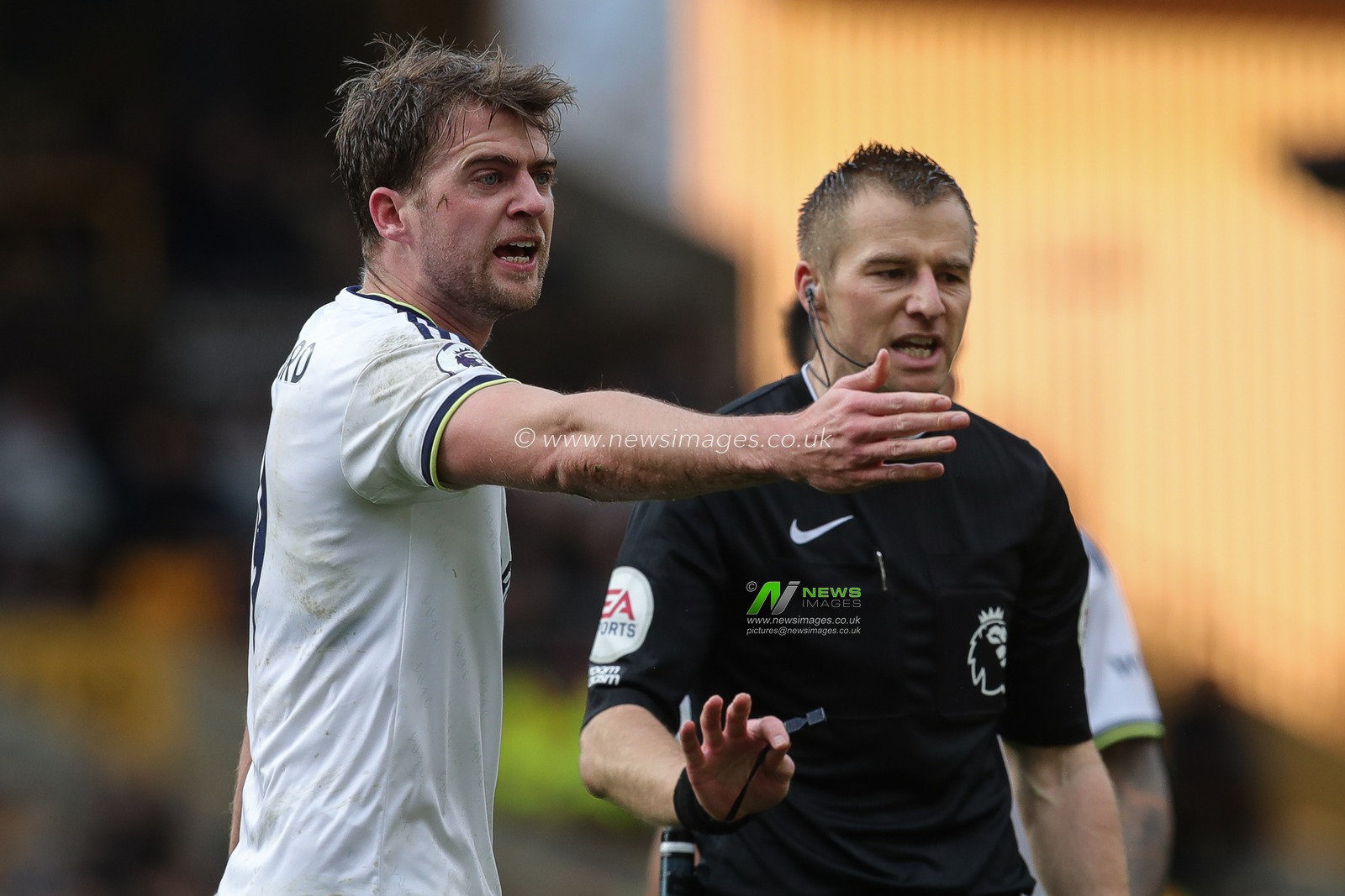 Patrick Bamford #9 of Leeds United pleads with Referee Michael Salisbury during the Premier League match Wolverhampton Wanderers vs Leeds United at Molineux, Wolverhampton, United Kingdom, 18th March 2023

(Photo by James Heaton/News Images)