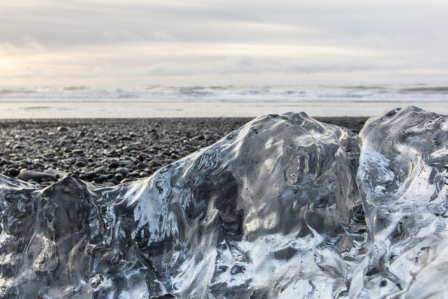 Small Iceberg's washed up on Diamond Beach that float down the river from JÃ¶kulsÃ¡rlÃ³n Glacial Lake , JÃ¶kulsÃ¡rlÃ³n, Iceland, 25th March 2025

(Photo by Alfie Cosgrove/News Images)