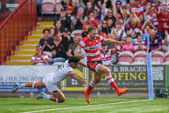 Max Llewellyn of Gloucester Rugby beats the defender to cross the try line during the Gallagher Premiership match Gloucester vs Exeter at Kingsholm Stadium, Gloucester, United Kingdom on 26 April 2026

(Photo by Alex Williamson/News Images)