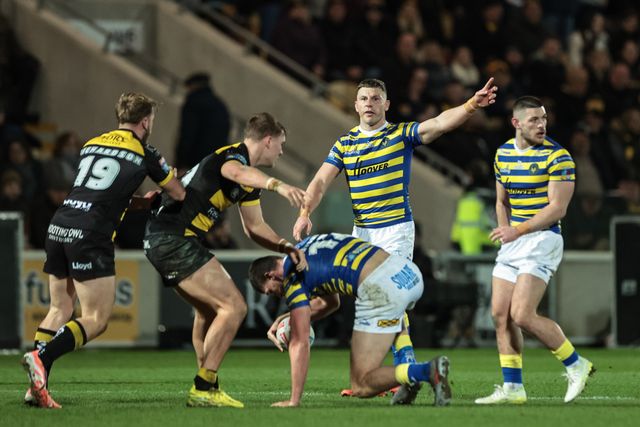 George Williams of Warrington Wolves gives teams mates instructions gives teams mates instructions during the Betfred Super League Round 4 match York Knights vs Warrington Wolves at LNER Community Stadium, York, United Kingdom on 06 March 2026

(Photo by Mark Cosgrove/News Images)