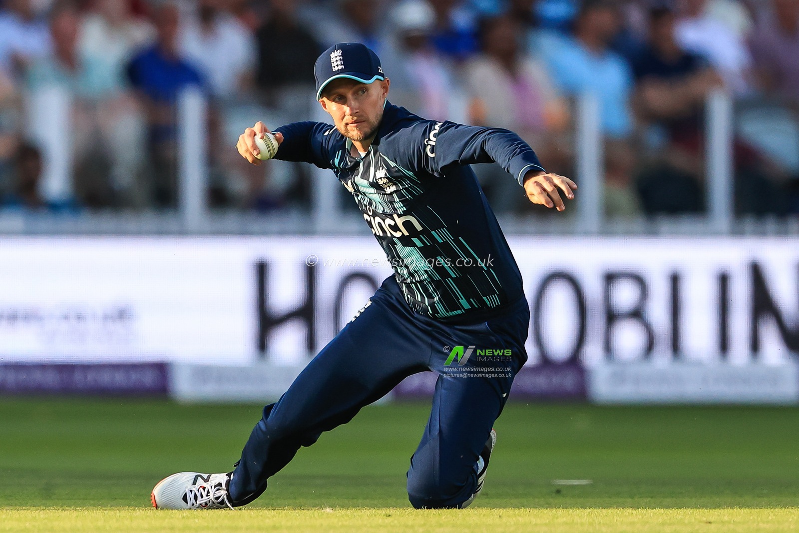 Joe Root of England throws at the stumps