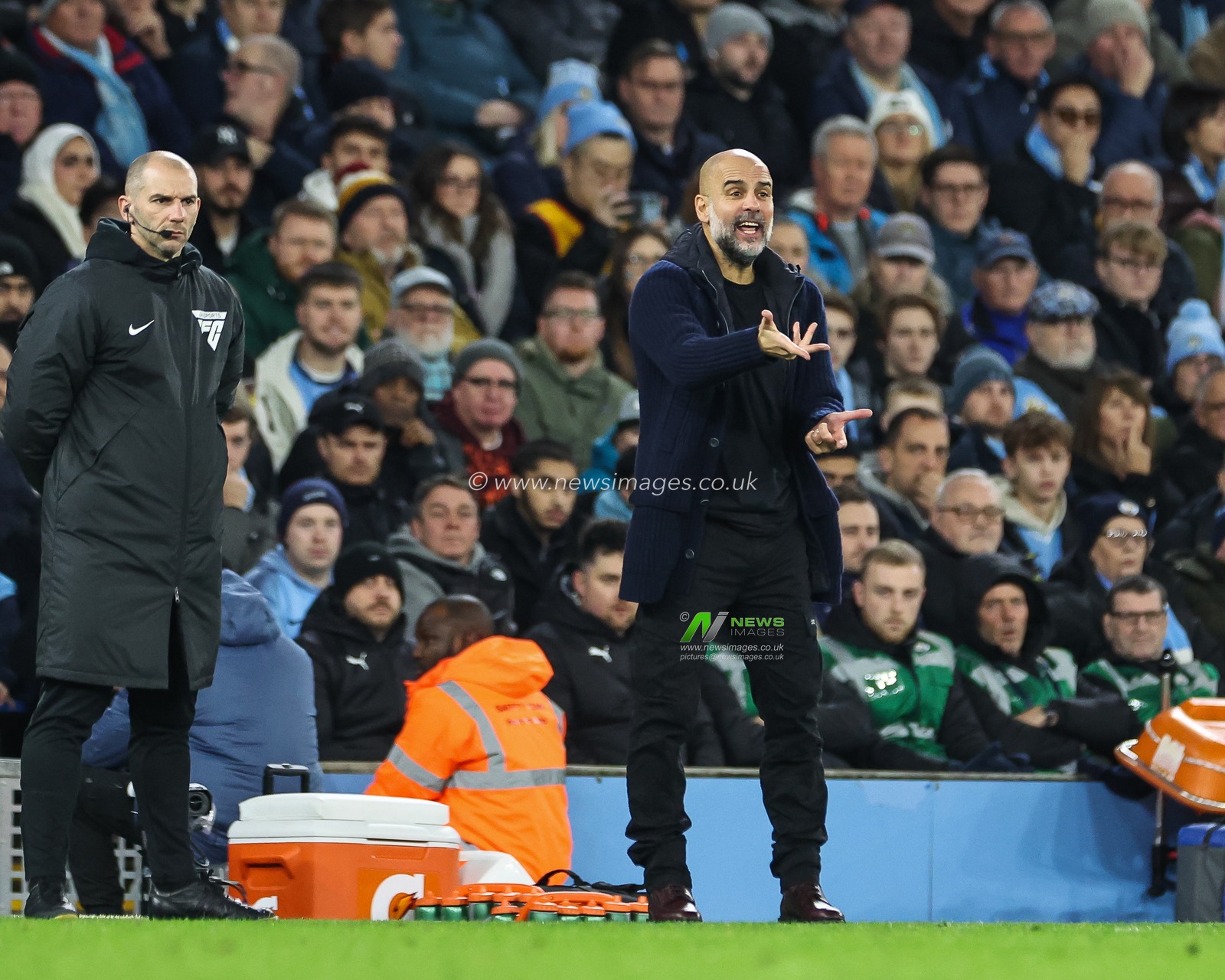 Pep Guardiola manager of Manchester City gives his team instructions during the Premier League match Manchester City vs Manchester United at Etihad Stadium, Manchester, United Kingdom, 15th December 2024

(Photo by Mark Cosgrove/News Images)