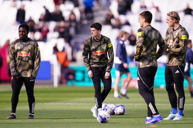 Leeds united players warm up ahead of the Emirates FA Cup Quarter-Final match West Ham United vs Leeds United at London Stadium, London, United Kingdom on 04 April 2026

(Photo by Harvey Murphy/News Images)