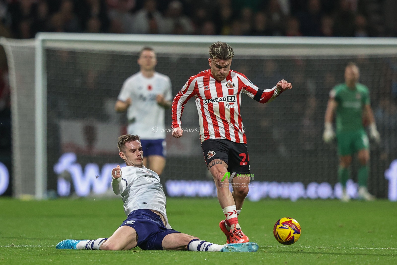 Aaron Connolly of Sunderland is tackled by Liam Lindsay of Preston North End during the Sky Bet Championship match Preston North End vs Sunderland at Deepdale, Preston, United Kingdom, 6th November 2024

(Photo by Alfie Cosgrove/News Images)