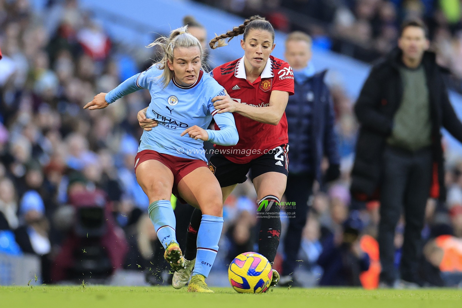 Lauren Hemp #11 of Manchester City is held by Ona Batlle #2 of Manchester United during the The FA Women's Super League match Manchester City Women vs Manchester United Women at Etihad Campus, Manchester, United Kingdom, 11th December 2022

(Photo by Conor Molloy/News Images)