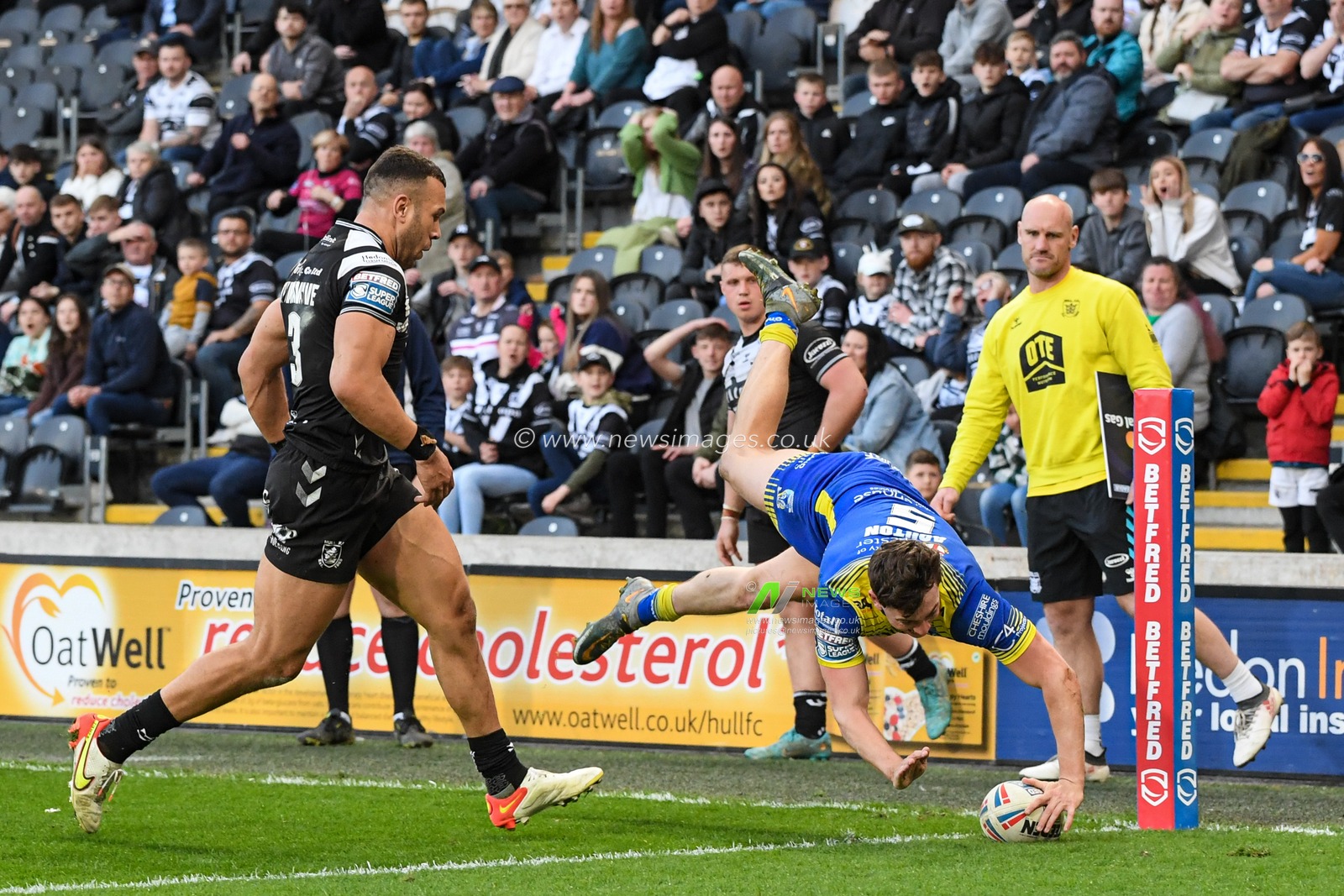 Matty Ashton #5 of Warrington Wolves goes over for a try to make it 12-16