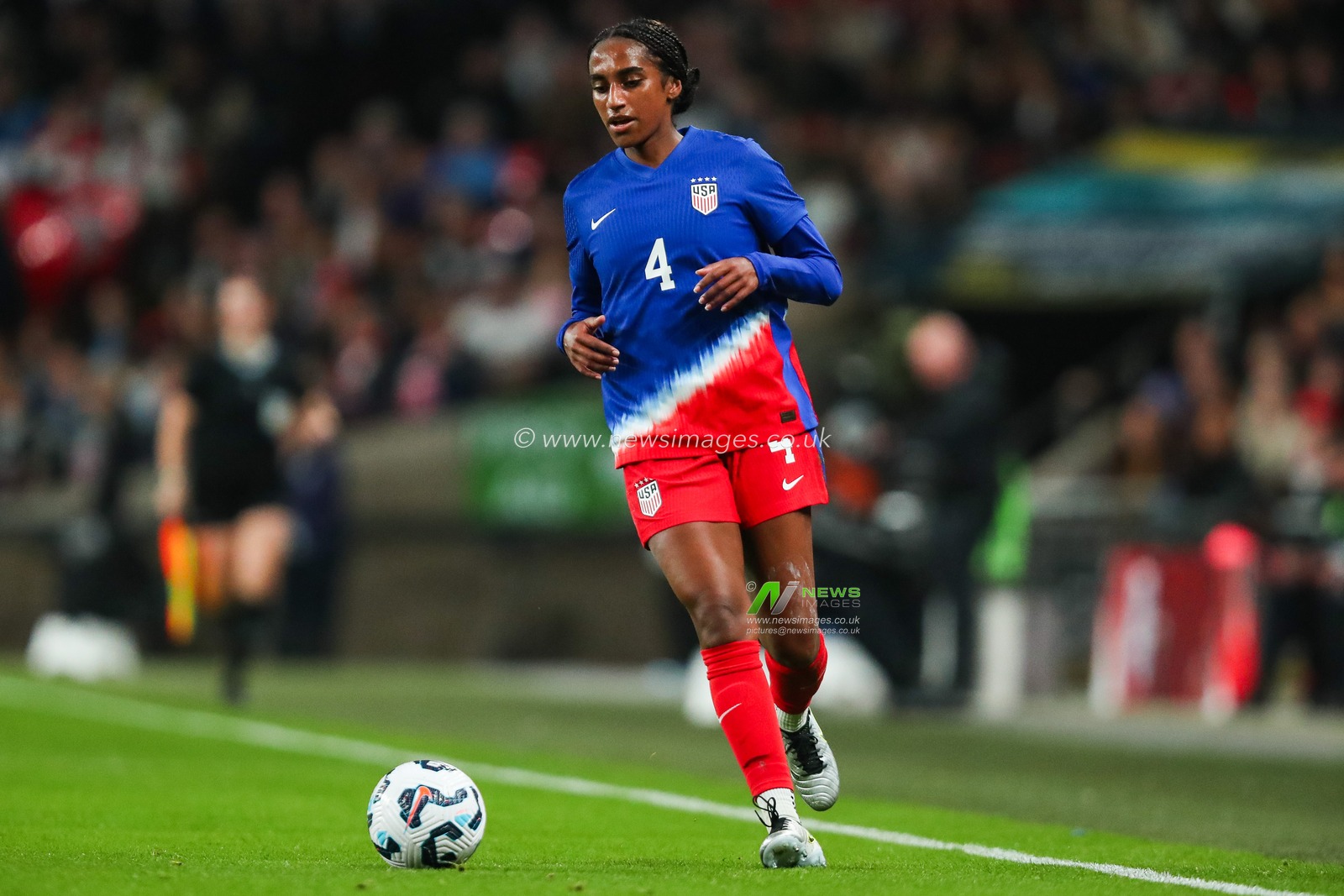 Naomi Girma of United States runs with the ball during the Women's International Friendly match England vs United States at Wembley Stadium, London, United Kingdom, 30th November 2024

(Photo by Izzy Poles/News Images)