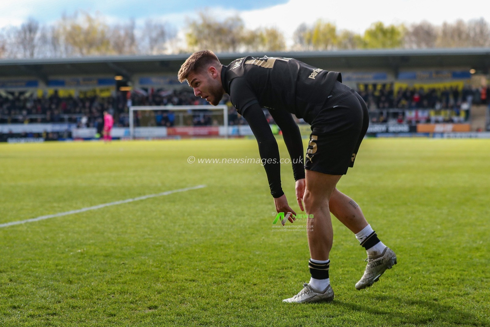 John Mcatee of Barnsley celebrates his goal to make it 1-1 during the Sky Bet League 1 match Burton Albion vs Barnsley at Pirelli Stadium, Burton upon Trent, United Kingdom, 1st April 2024

(Photo by Alfie Cosgrove/News Images)