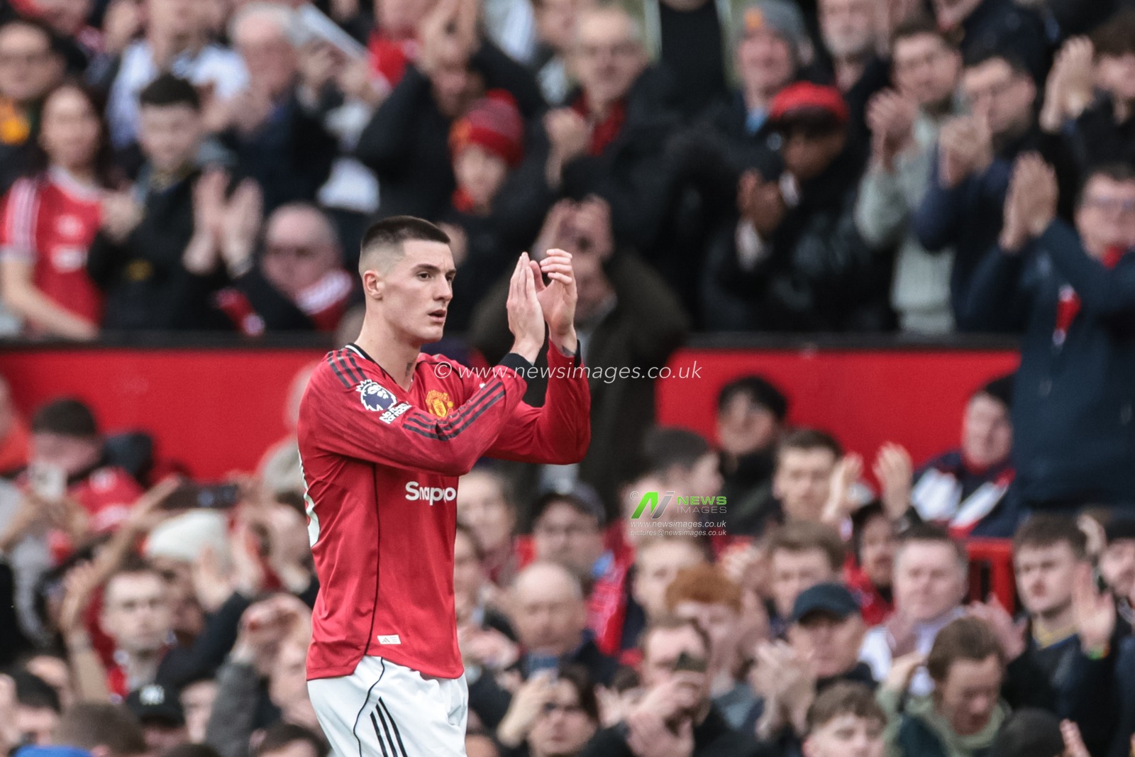 Benjamin Sesko of Manchester United applauds the fans as he’s substituted during the Premier League match Manchester United vs Crystal Palace at Old Trafford, Manchester, United Kingdom on 01 March 2026

(Photo by Mark Cosgrove/News Images)