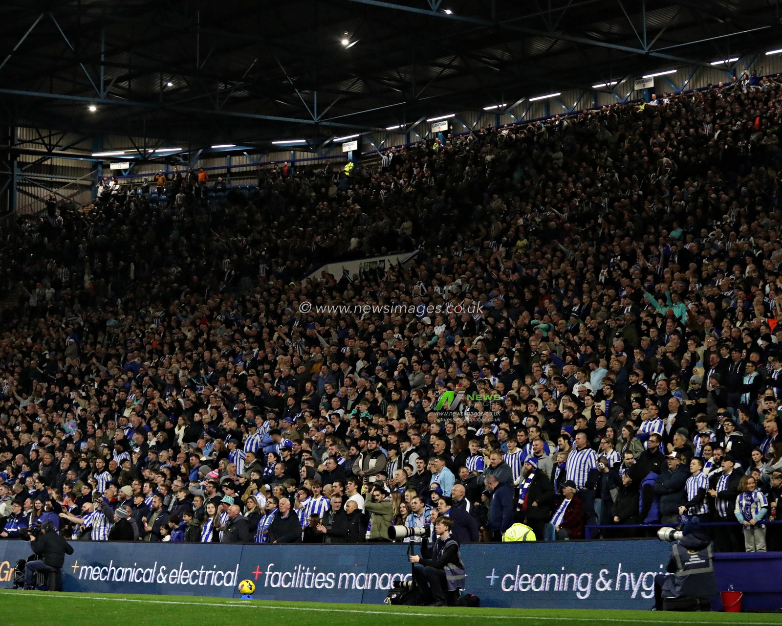 Sheffield Wednesday fans during the Sky Bet Championship match Sheffield Wednesday vs Norwich City at Hillsborough, Sheffield, United Kingdom, 5th November 2025(Photo by Sam Eaden/News Images)*** GER AUT SUI OUT ***