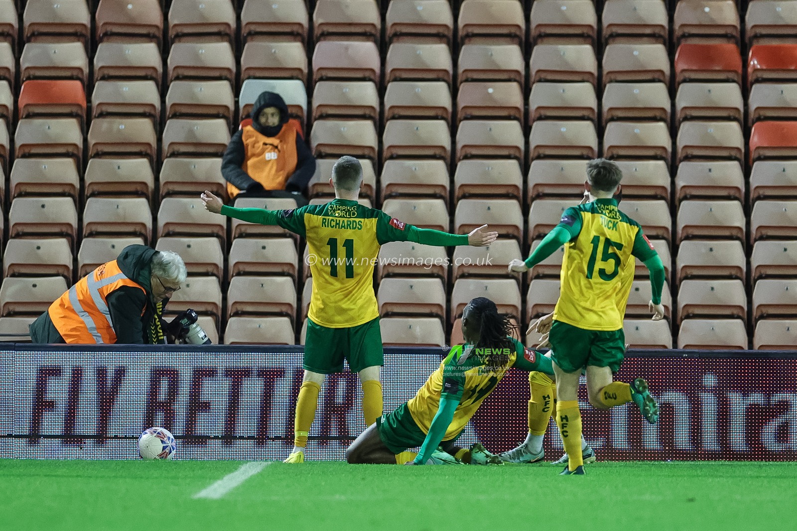 Tom Richards of Horsham celebrates his goal to make it 3-3 during the Emirates FA Cup 1st Round match Barnsley vs Horsham FC at Oakwell, Barnsley, United Kingdom, 3rd November 2023

(Photo by Mark Cosgrove/News Images)