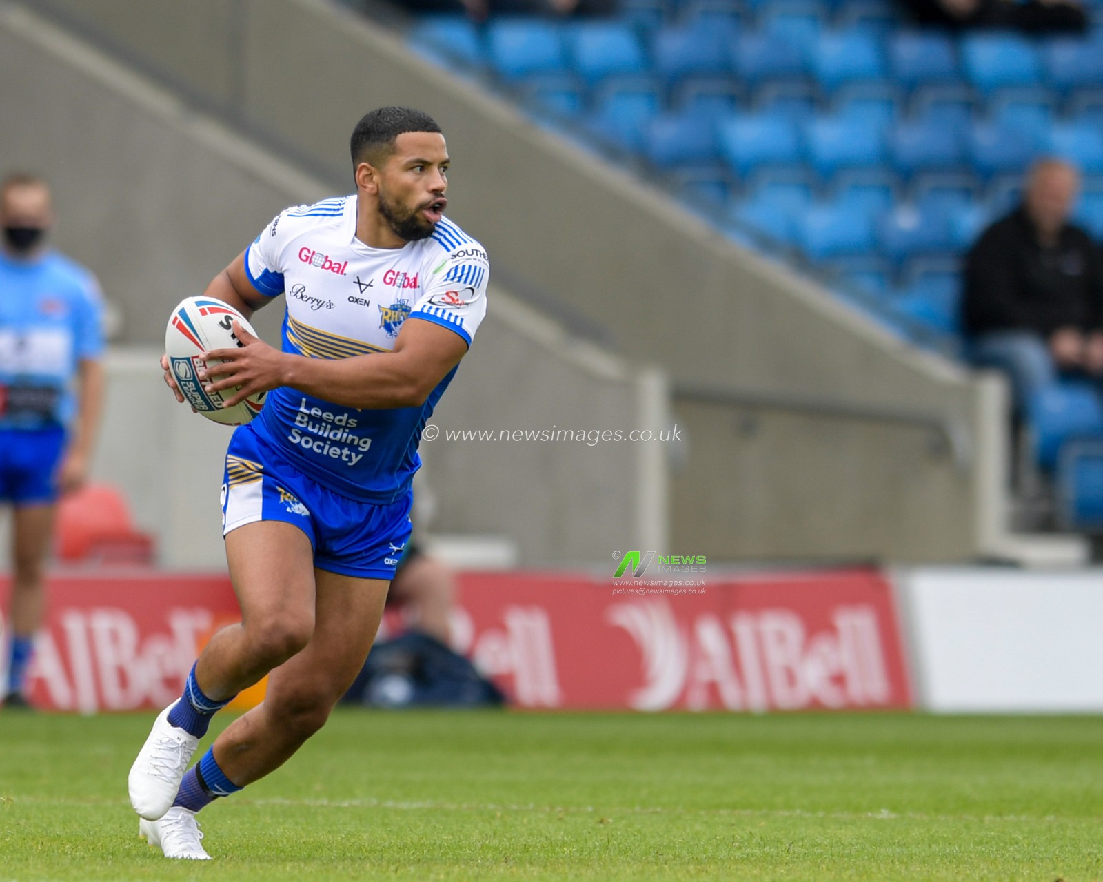 Kruise Leeming (9) of Leeds Rhinos runs with the ball