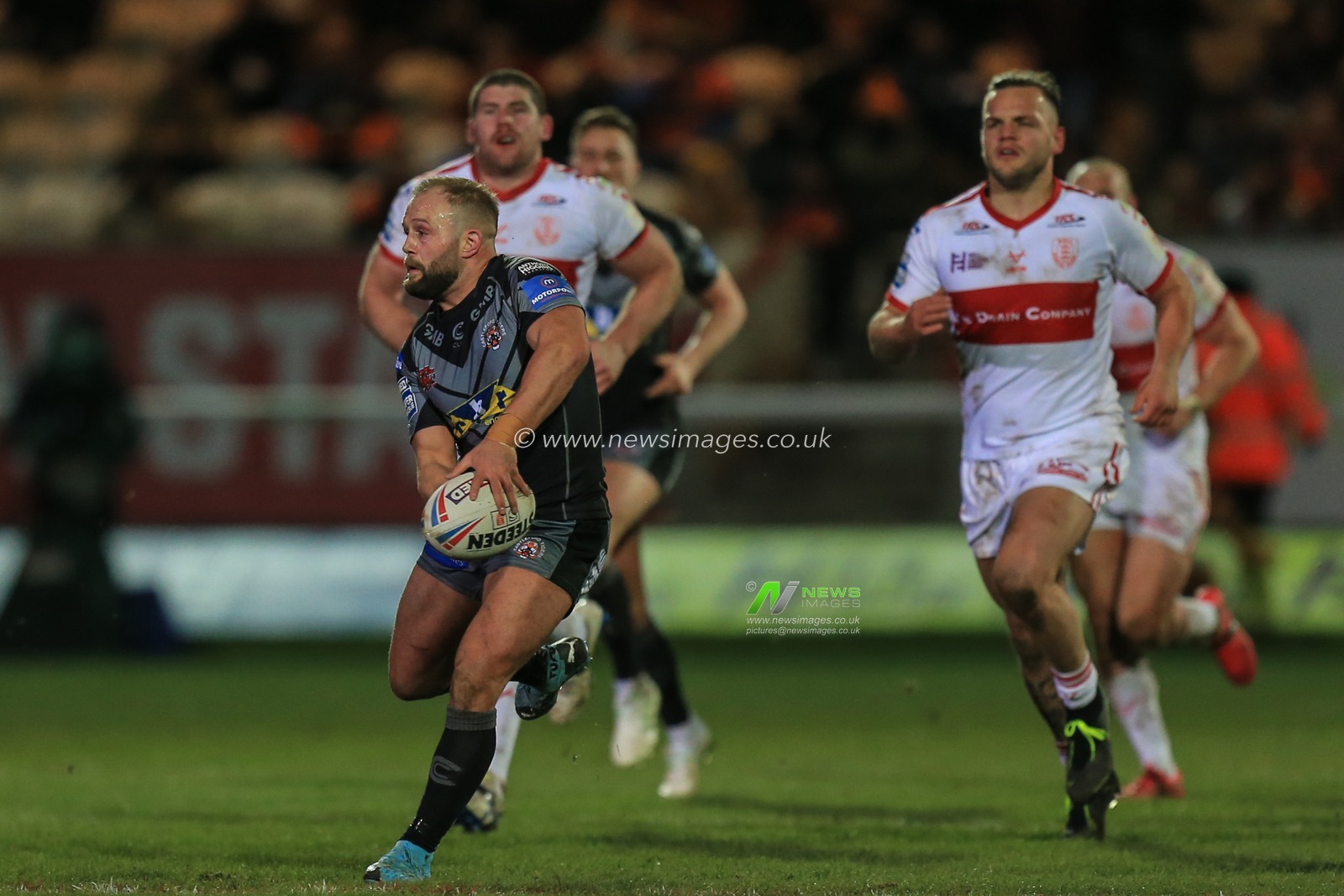 27th February 2020, Hull College Craven Park, Kingston upon Hull, England; Betfred Super League, Hull KR v Castleford Tigers : Paul McShane (9) of Castleford Tigers runs with the ball