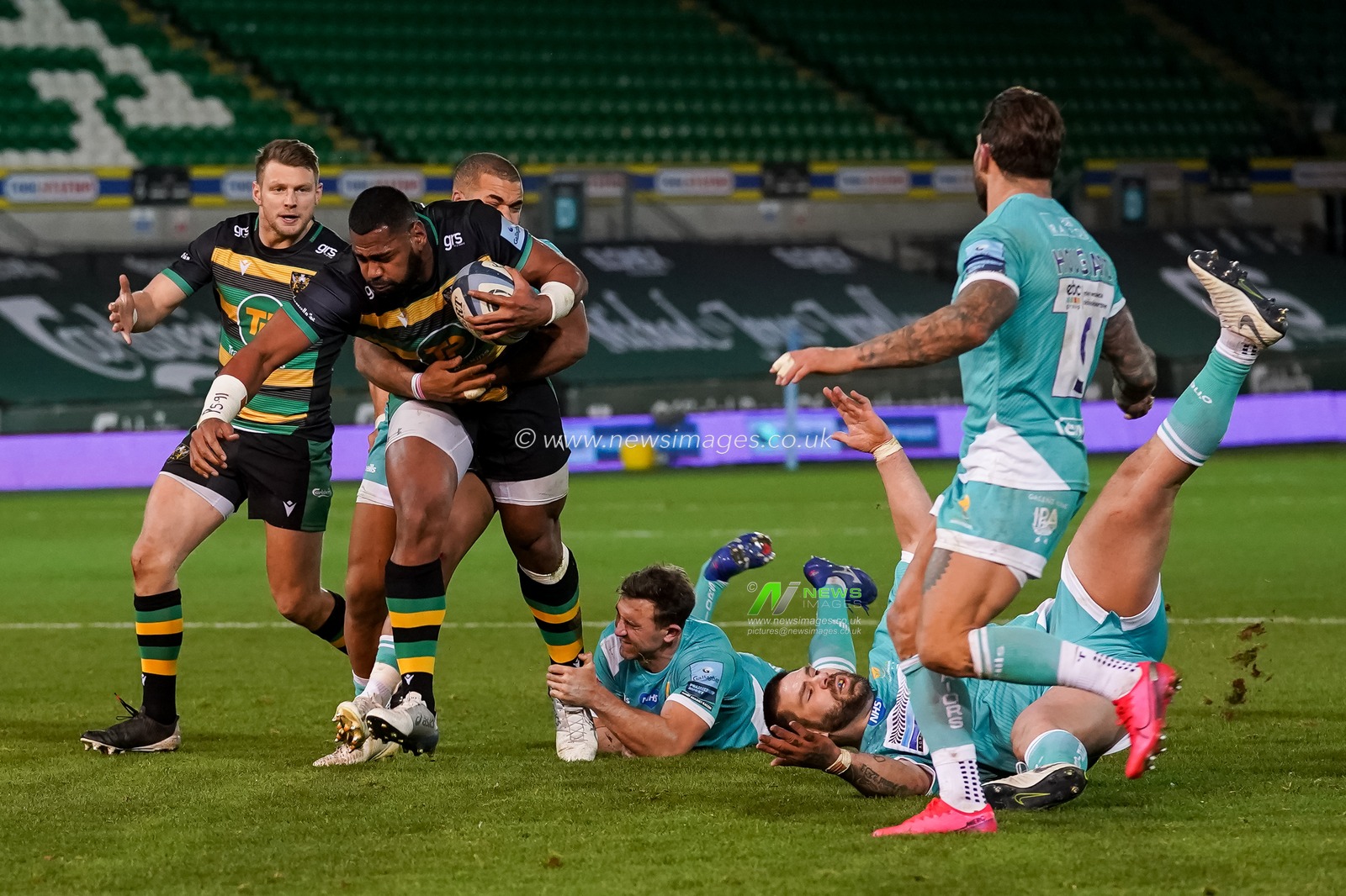 Taqele Naiyaravoro #23 of Northampton Saints powers his way through the Worcester defence