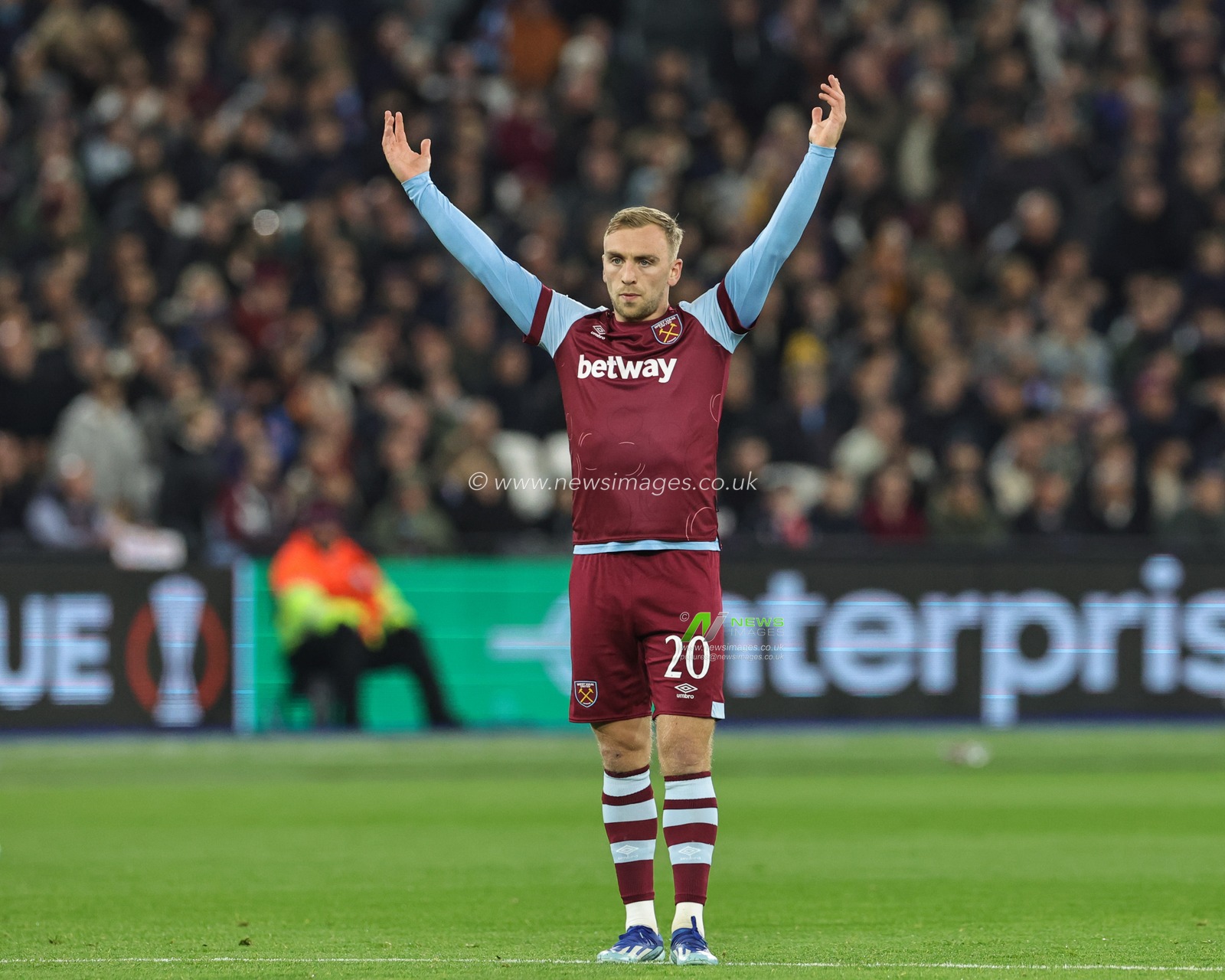 Jarrod Bowen #20 of West Ham United ahead of the game during the UEFA Europa League match West Ham United vs Olympiakos FC at London Stadium, London, United Kingdom, 9th November 2023

(Photo by Mark Cosgrove/News Images)