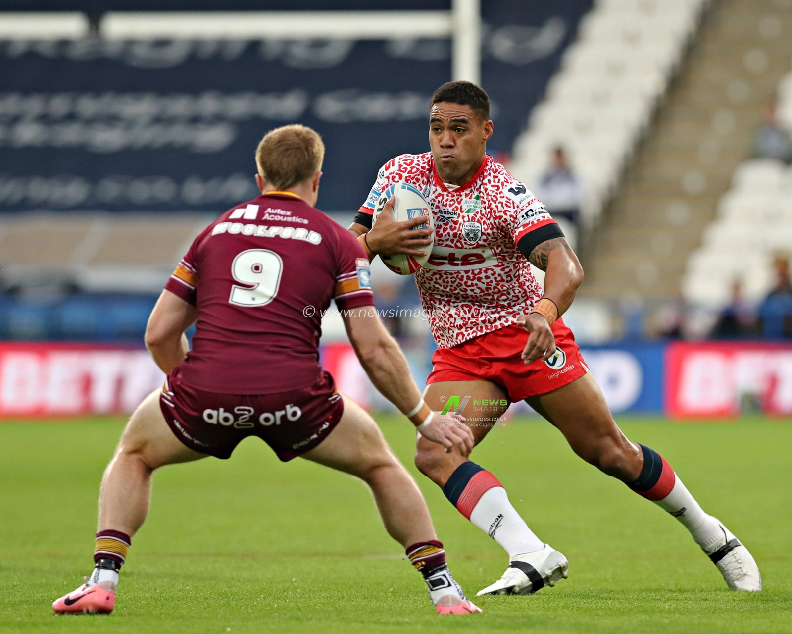 Joe Ofahengaue of Leigh Leopards during the Betfred Super League Round 13 match Huddersfield Giants vs Leigh Leopards at John Smith's Stadium, Huddersfield, United Kingdom, 29th May 2025

(Photo by Sam Eaden/News Images)