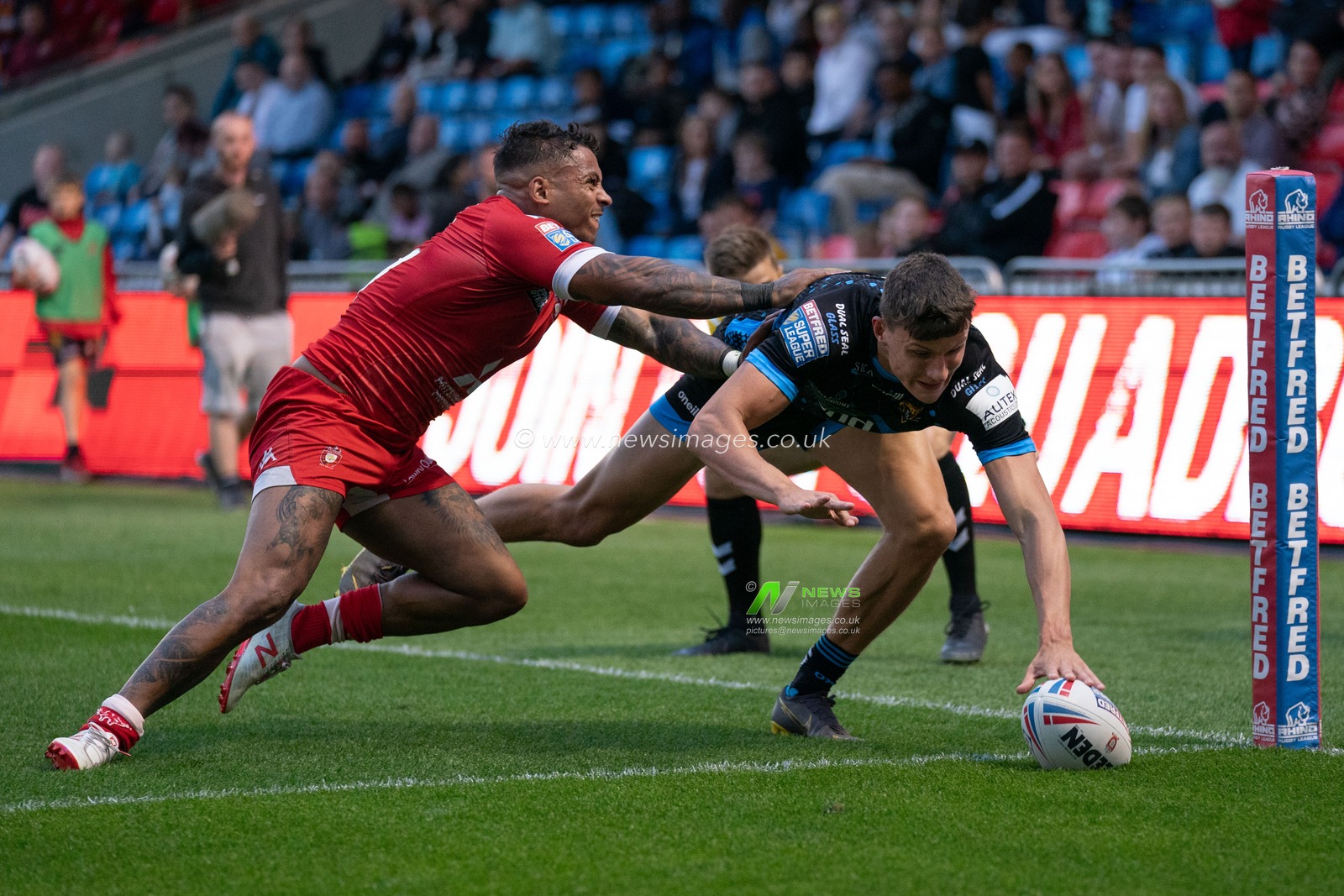 Huddersfield Giants's Innes Senior scores his sides second try


4th July 2019 ,  AJ Bell Stadium, Salford, England;  Betfred Super League, Round 21, Salford Red Devils vs Huddersfield Giants ; 

Credit: Terry Donnelly/News Images