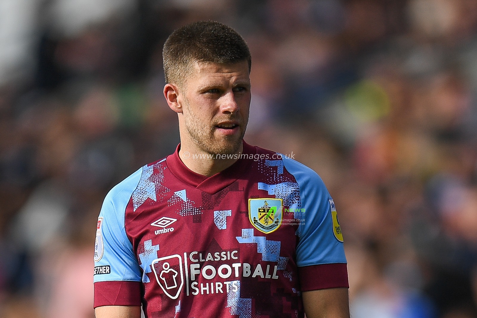 JÃ³hann GuÃ°mundsson #7 of Burnley during the Sky Bet Championship match Cardiff City vs Burnley at Cardiff City Stadium, Cardiff, United Kingdom, 1st October 2022

(Photo by Mike Jones/News Images)