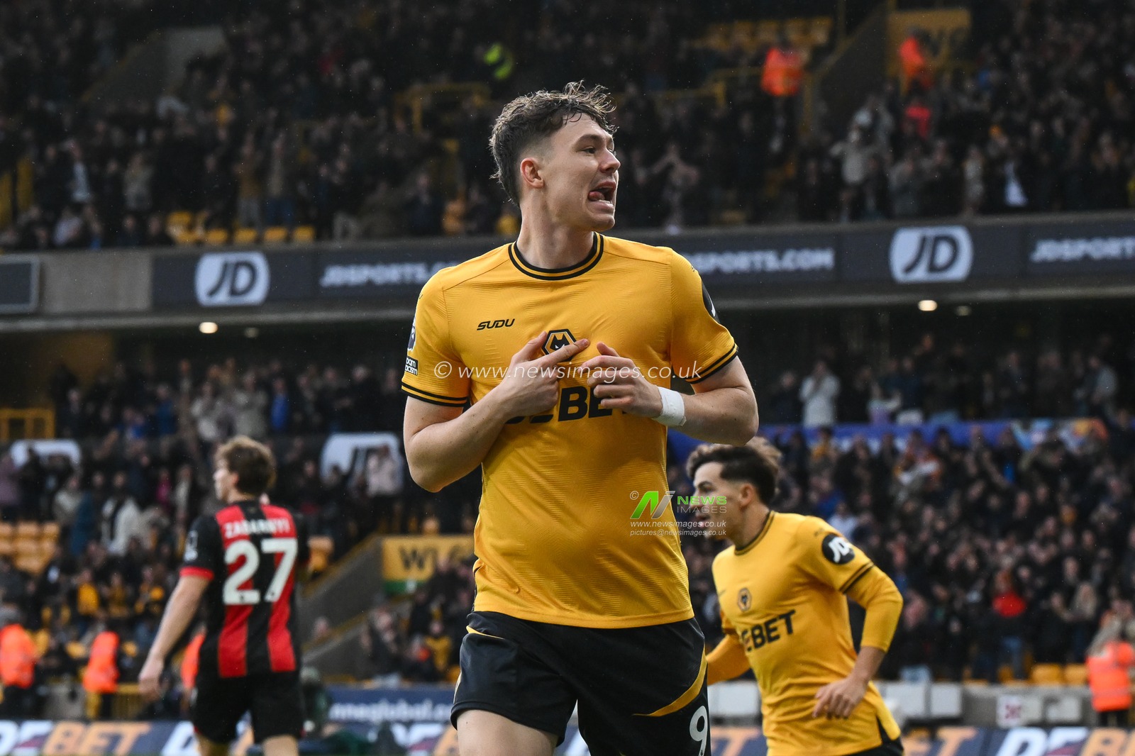 JÃ¶rgen Strand Larsen of Wolverhampton Wanderers celebrates his goal to make it 1-1 during the Premier League match Wolverhampton Wanderers vs Bournemouth at Molineux, Wolverhampton, United Kingdom, 30th November 2024

(Photo by Craig Thomas/News Images)