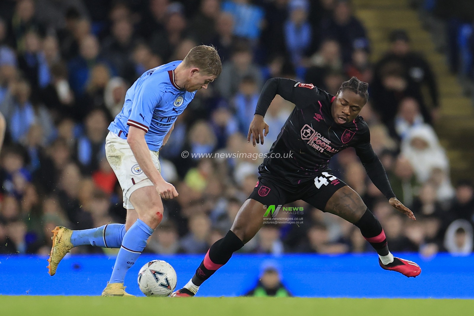 Kevin De Bruyne #17 of Manchester City is confronted by Michael Obafemi #45 of Burnley during the Emirates FA Cup Quarter Final match Manchester City vs Burnley at Etihad Stadium, Manchester, United Kingdom, 18th March 2023

(Photo by Conor Molloy/News Images)