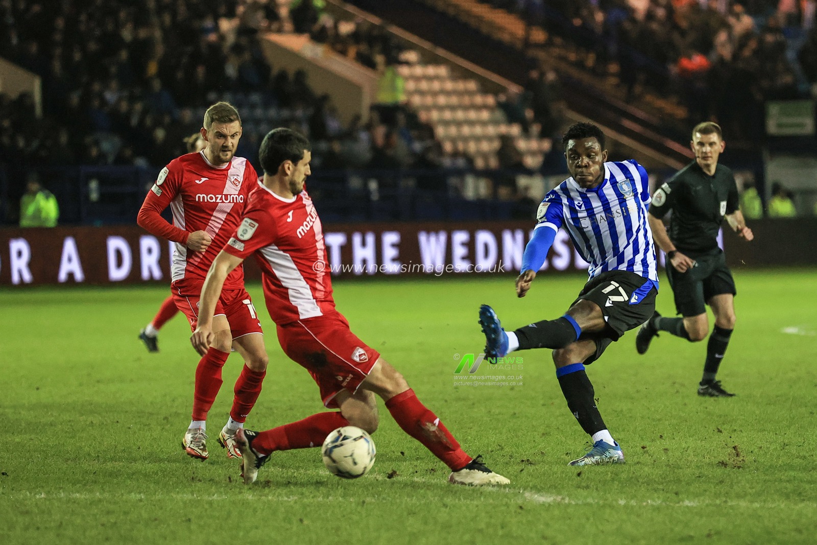 Fisayo Dele-Bashiru #17 of Sheffield Wednesday shoots on goal, just wide