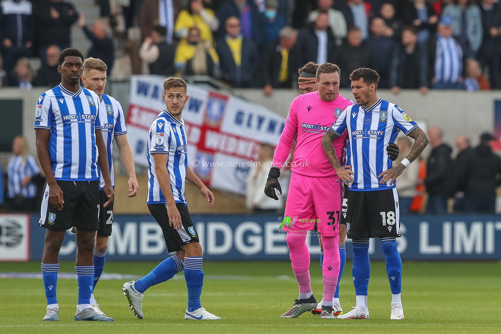Sheffield Wednesday players during the Sky Bet League 1 match Cambridge United vs Sheffield Wednesday at Abbey Stadium, Cambridge, United Kingdom, 15th October 2022

(Photo by Gareth Evans/News Images)