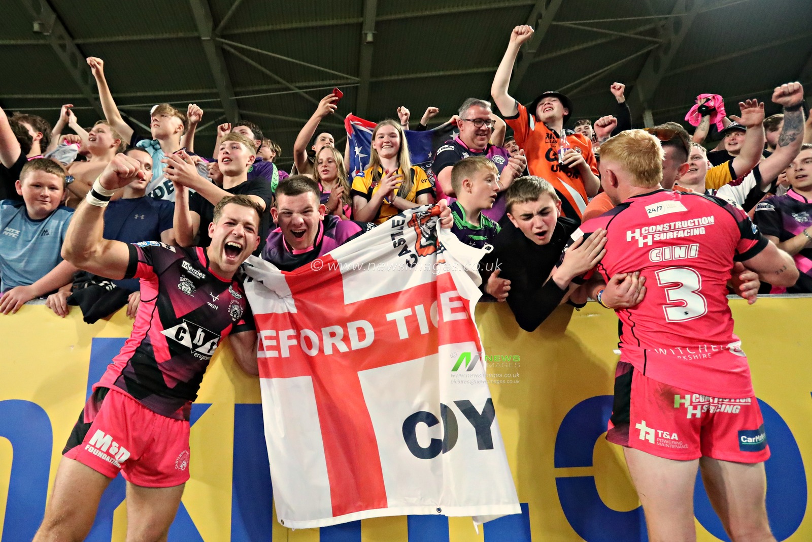 Chris Atkin of Castleford Tigers and Zac Cini of Castleford Tigers celebrate after the Betfred Super League Round 14 Hull FC vs Castleford Tigers at MKM Stadium, Hull, United Kingdom, 13th June 2025(Photo by Sam Eaden/News Images)