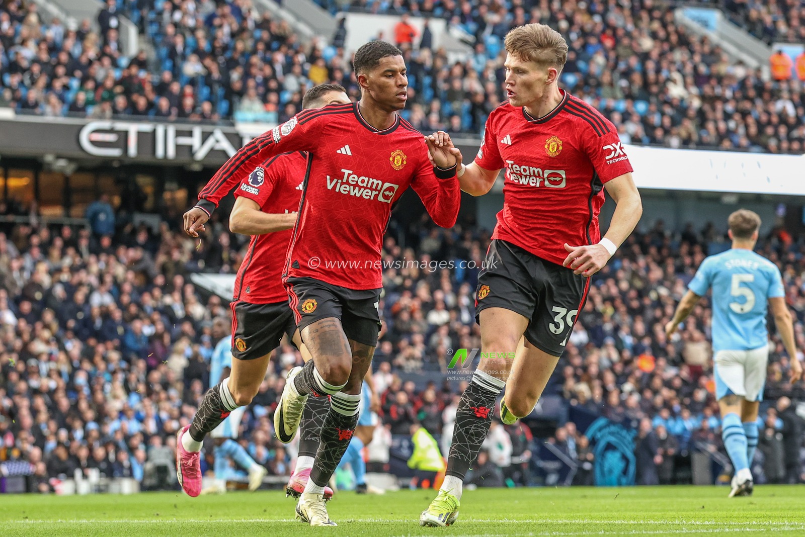 Marcus Rashford of Manchester United celebrates his goal to make it 0-1 during the Premier League match Manchester City vs Manchester United at Etihad Stadium, Manchester, United Kingdom, 3rd March 2024

(Photo by Mark Cosgrove/News Images)
