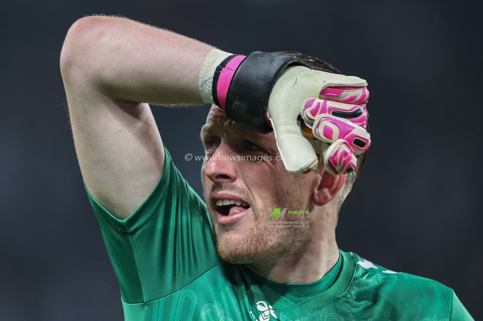 Jordan Pickford of Everton during the Premier League match Newcastle United vs Everton at St. James's Park, Newcastle, United Kingdom, 2nd April 2024

(Photo by Mark Cosgrove/News Images)