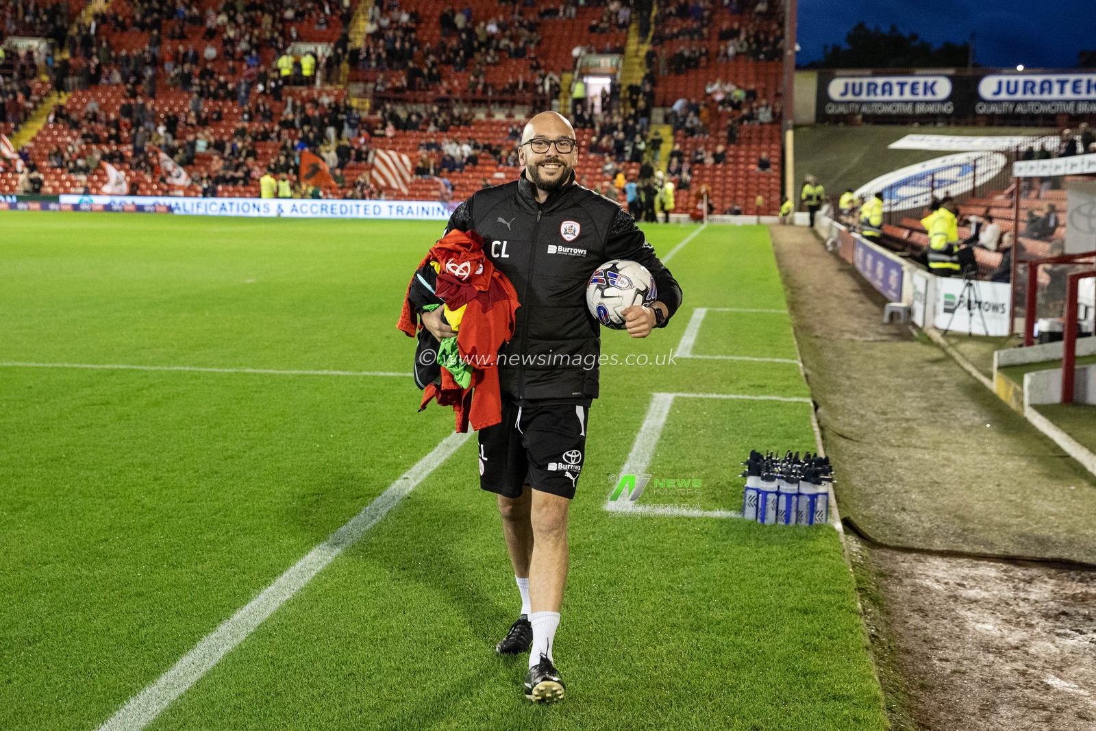 during the Sky Bet League 1 match Barnsley vs Portsmouth at Oakwell, Barnsley, United Kingdom, 19th September 2023

(Photo by Mark Cosgrove/News Images)
