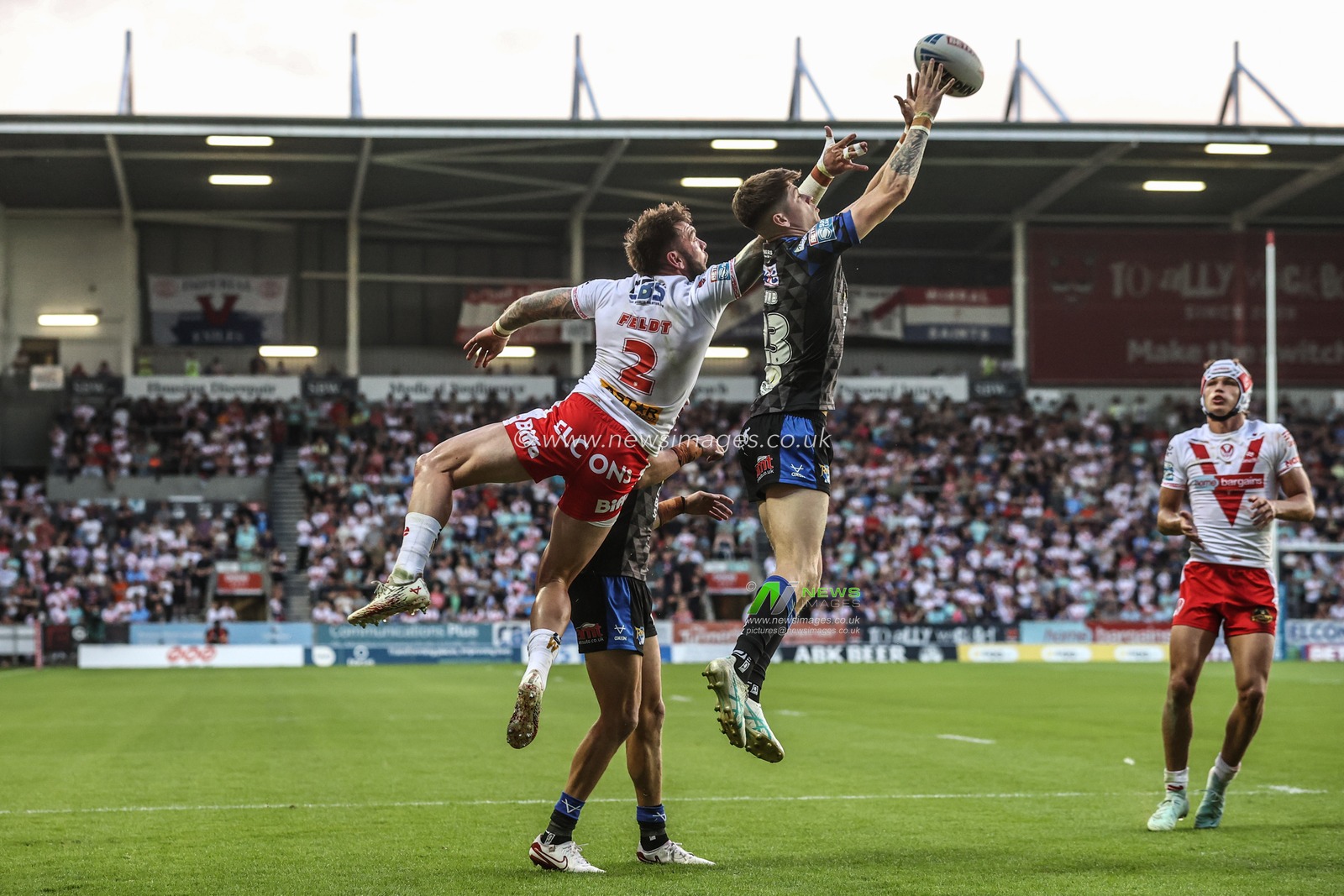 Riley Lumb of Leeds Rhinos jumps up to win the high ball during the Betfred Super League round 15 match St Helens vs Leeds Rhinos at Totally Wicked Stadium, St Helens, United Kingdom, 20th June 2025

(Photo by Alfie Cosgrove/News Images)