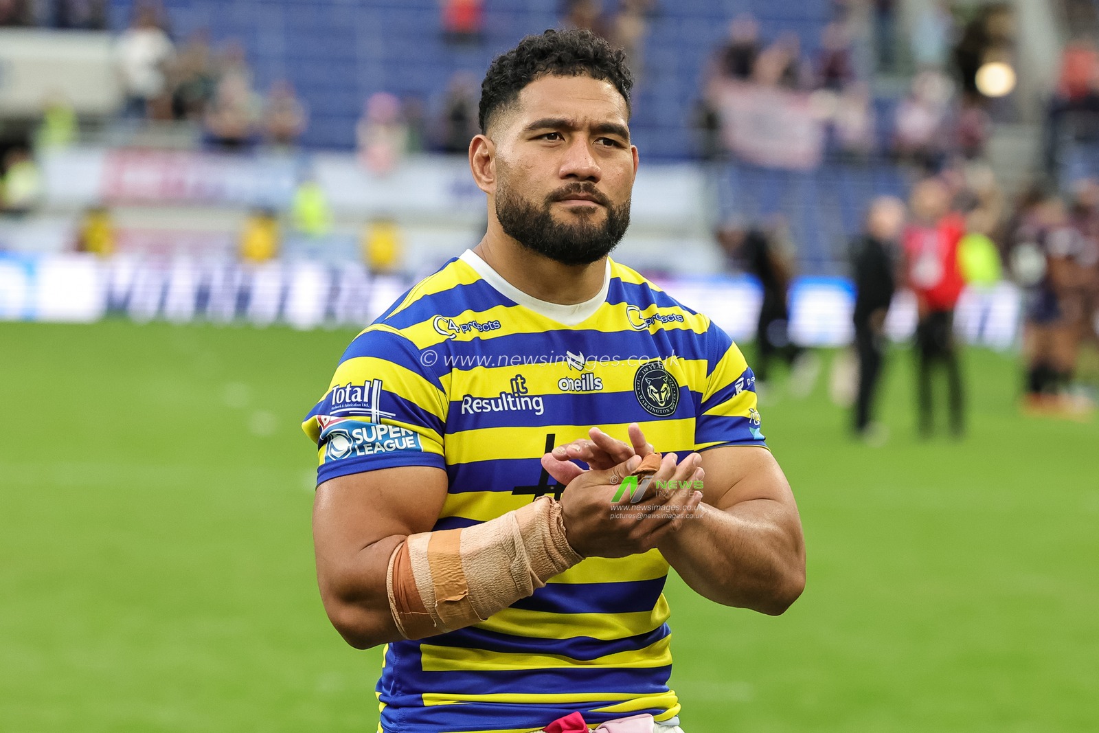 Kelepi Tanginoa of Warrington Wolves applauds the fans during the Betfred Super League Magic Weekend match Leigh Leopards vs Warrington Wolves at Hill Dickinson Stadium, Liverpool, United Kingdom on 04 July 2026

(Photo by Mark Cosgrove/News Images)