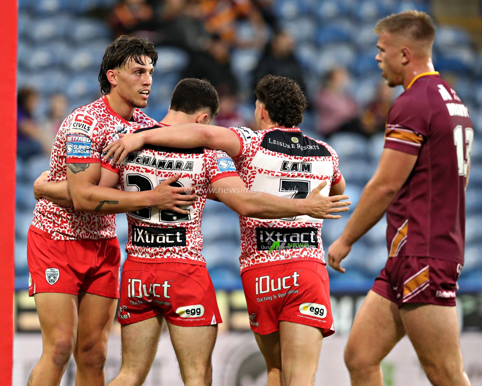 Ben McNamara of Leigh Leopards celebrates his try with Owen Trout of Leigh Leopards and Lachlan Lam of Leigh Leopards during the Betfred Super League Round 13 match Huddersfield Giants vs Leigh Leopards at John Smith's Stadium, Huddersfield, United Kingdom, 29th May 2025

(Photo by Sam Eaden/News Images)