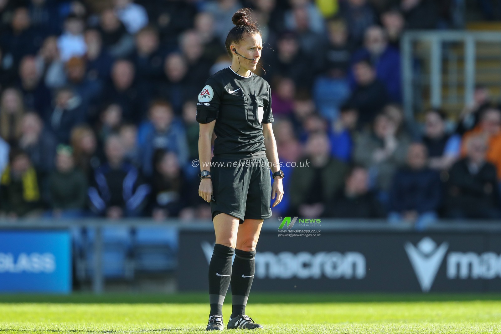 Referee Rebecca Welch during the Sky Bet League 1 match Oxford United vs Sheffield Wednesday at Kassam Stadium, Oxford, United Kingdom, 7th April 2023

(Photo by Gareth Evans/News Images)