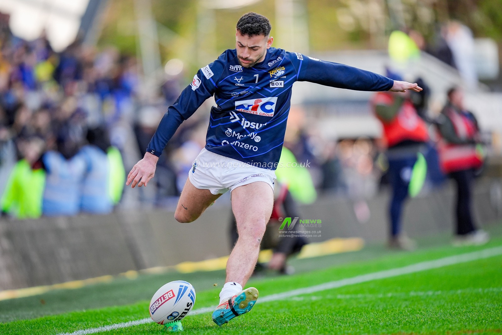 Jake Connor of Leeds Rhinos prepares to take a kick in the pre-game warm up during the Betfred Super League round 1 match Leeds Rhinos vs Warrington Wolves at AMT Headingley Stadium, Leeds, United Kingdom on 29 March 2026

(Photo by Maynard Manyowa/News Images)