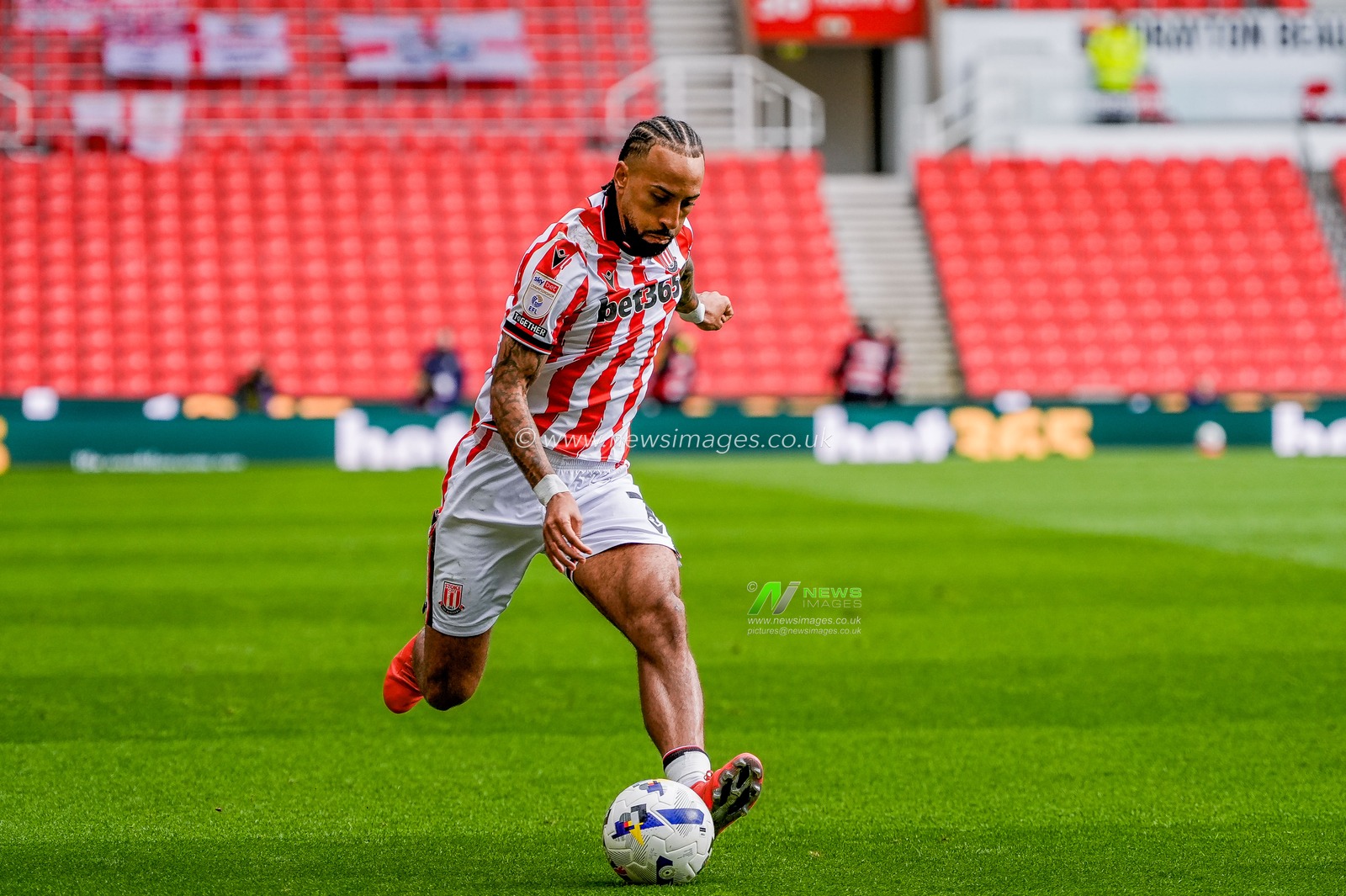 Sorba Thomas of Stoke City makes a run with the ball  during the Sky Bet Championship match Stoke City vs Blackburn Rovers at Bet365 Stadium, Stoke On Trent, United Kingdom on 11 April 2026

(Photo by Maynard Manyowa/News Images)