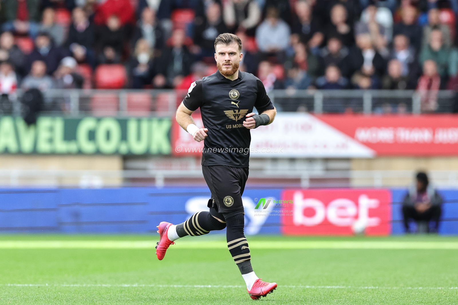 Nicky Cadden #7 of Barnsley during the Sky Bet League 1 match Leyton Orient vs Barnsley at Matchroom Stadium, London, United Kingdom, 21st October 2023

(Photo by Mark Cosgrove/News Images)