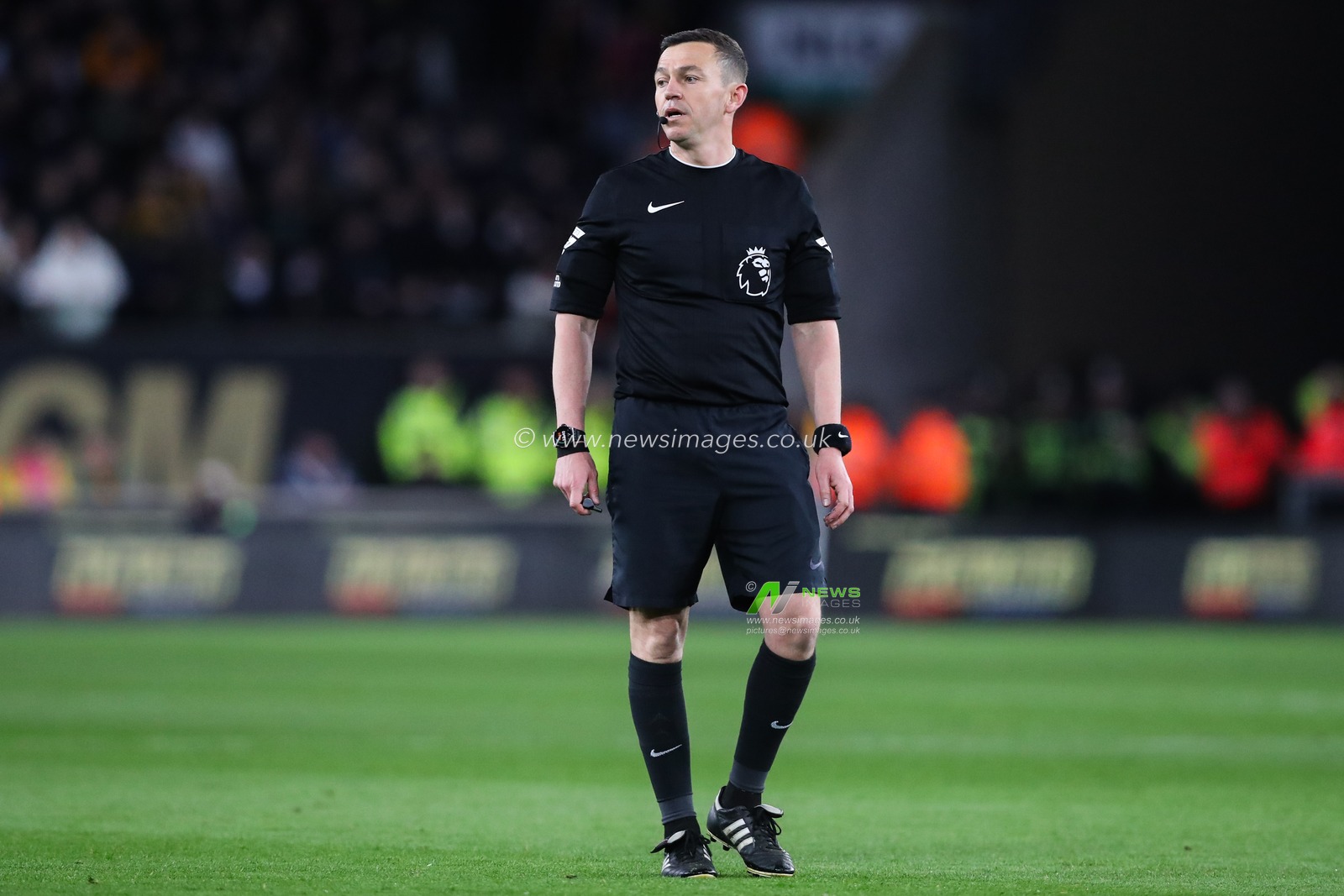 Referee Tony Harrington during the Premier League match Wolverhampton Wanderers vs West Ham United at Molineux, Wolverhampton, United Kingdom, 1st April 2025

(Photo by Gareth Evans/News Images)