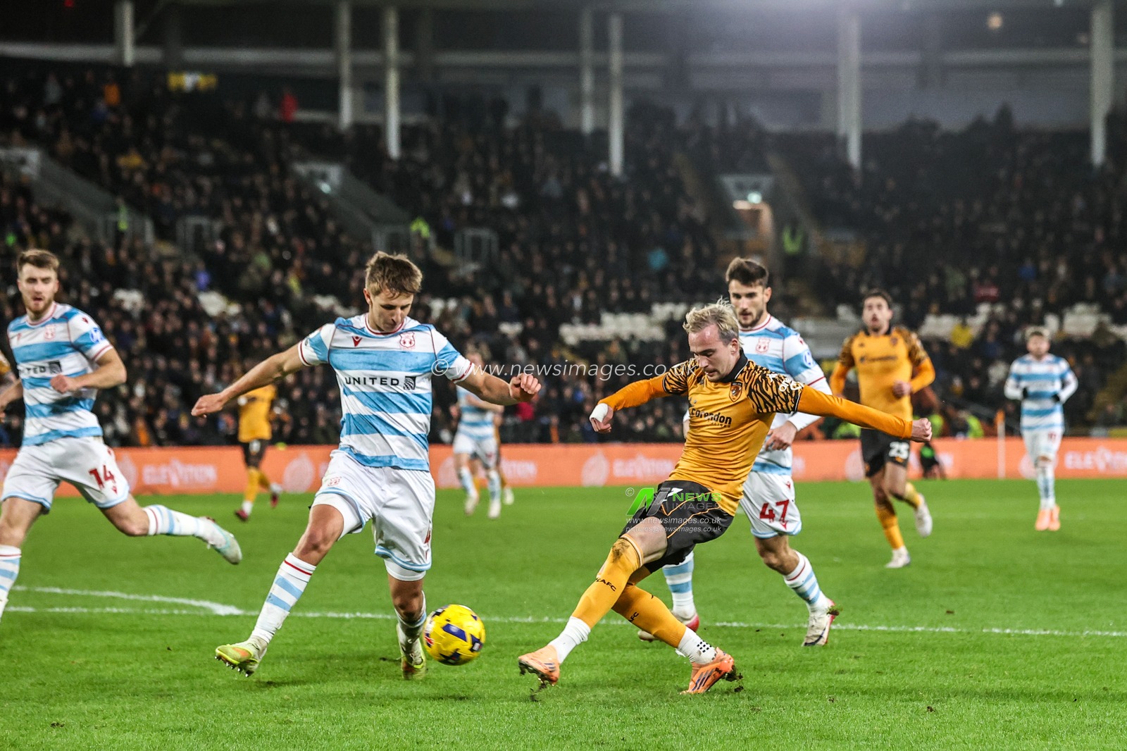 Liam Millar of Hull City takes a shot on goal during the Sky Bet Championship match Hull City vs Wrexham at MKM Stadium, Hull, United Kingdom, 10th December 2025

(Photo by Alfie Cosgrove/News Images)

*** GER AUT SUI OUT ***