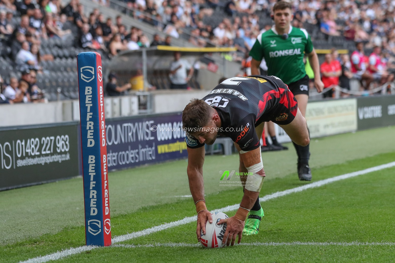 Tommy Makinson of St. Helens goes over for a try during the Betfred Super League Round 20 match Hull FC vs St Helens at MKM Stadium, Hull, United Kingdom, 3rd August 2024

(Photo by Alfie Cosgrove/News Images)