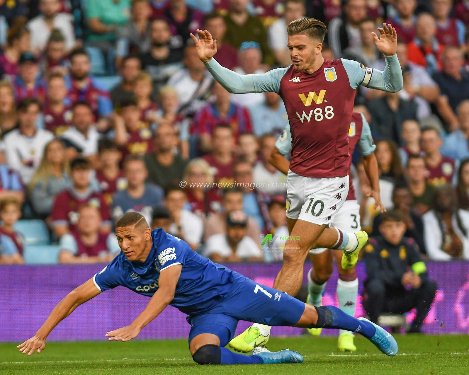23rd August 2019, Villa Park, Birmingham, England ; Premier League Football, Aston Villa vs Everton ; Jack Grealish (10) of Aston Villa brings down Richarlison (7) of Everton 

Credit: Gareth Dalley/News Images

English Football League images are subject to DataCo Licence