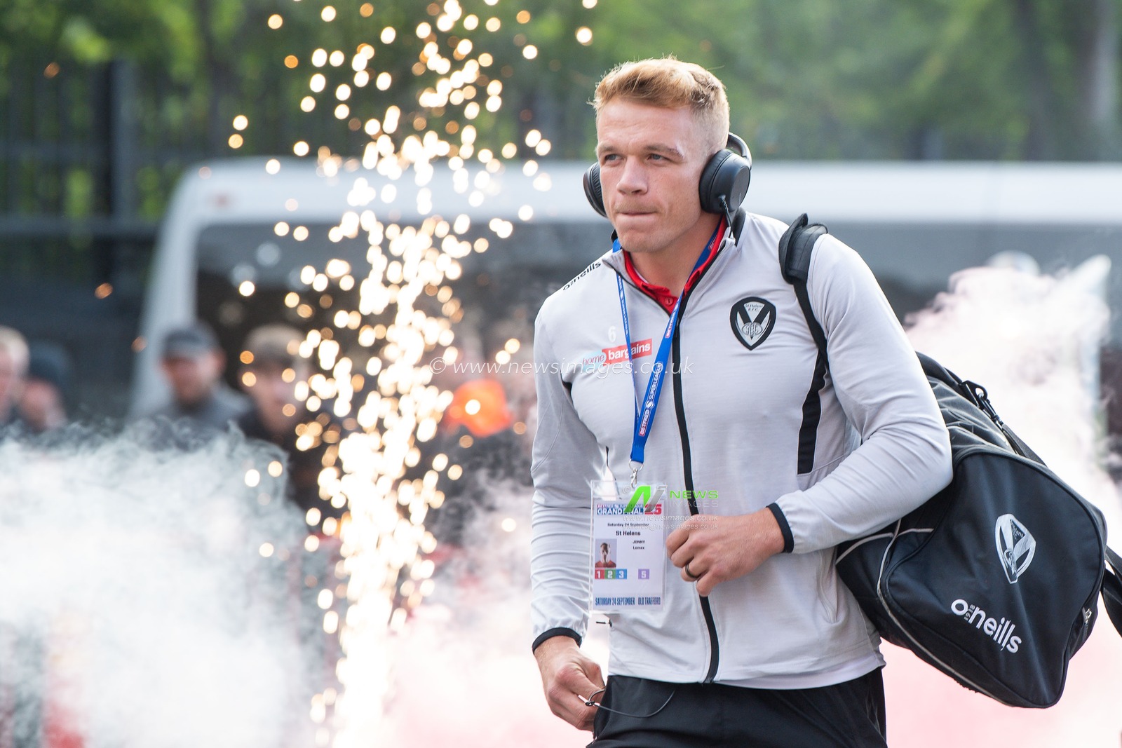 Jonny Lomax #6 of St Helens arrives ahead of the 25th Betfred Super League Grand Final match St Helens vs Leeds Rhinos at Old Trafford, Manchester, United Kingdom, 24th September 2022

(Photo by Craig Thomas/News Images)