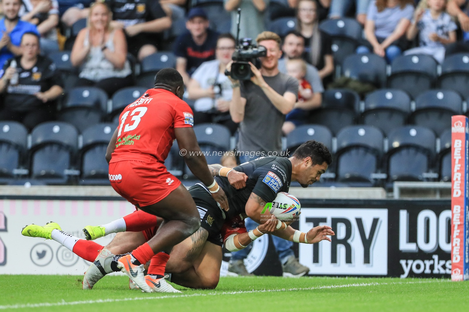 11th July 2019 , KCOM Stadium, Hull, England; Betfred Super League, Round 22, Hull FC vs London Broncos ; Bureta Faraimo (2) of Hull FC goes over for a try 


Credit: Mark Cosgrove/News Images