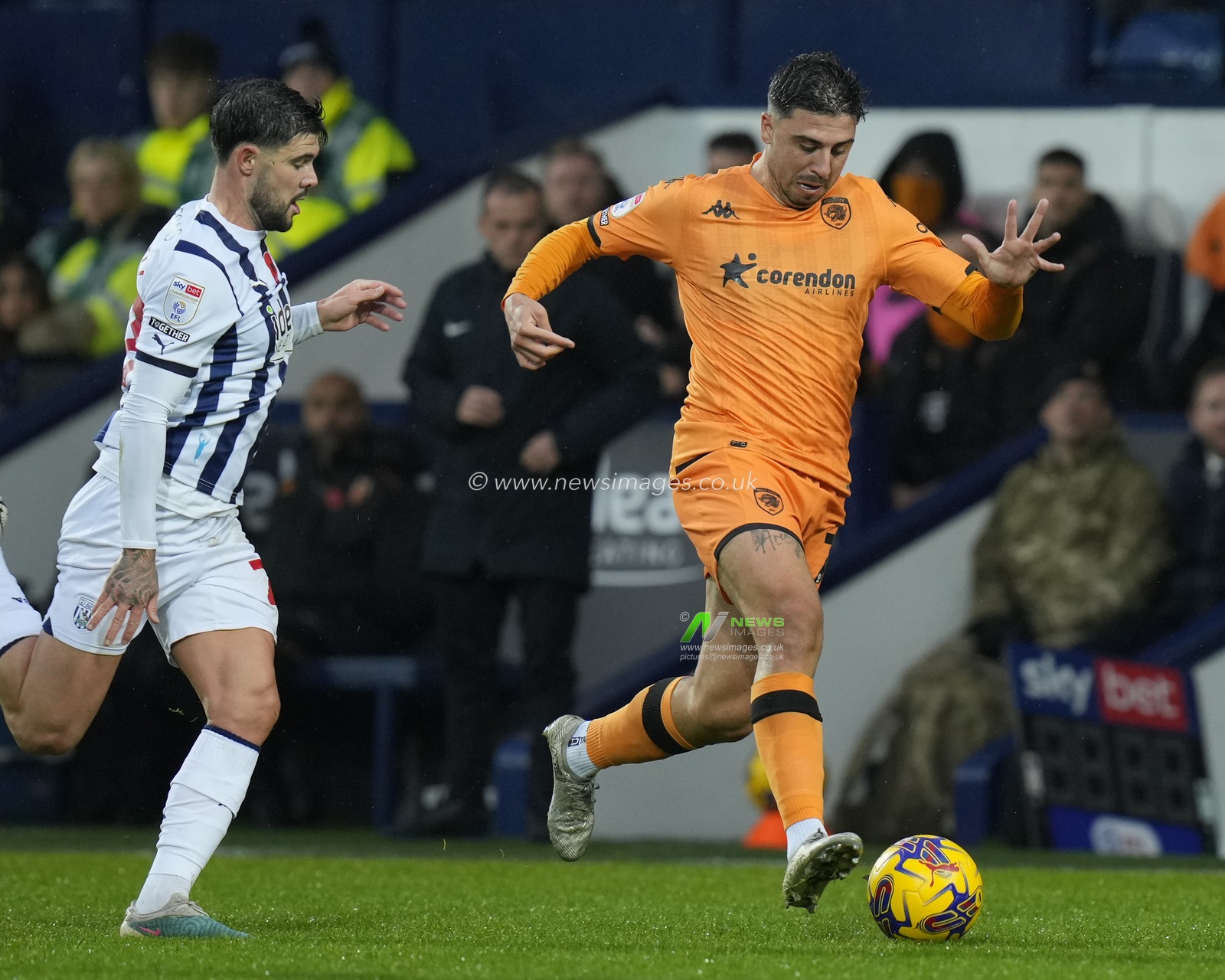 Ozan Tufan #7 of Hull City makes a break during the Sky Bet Championship match West Bromwich Albion vs Hull City at The Hawthorns, West Bromwich, United Kingdom, 4th November 2023

(Photo by Steve Flynn/News Images)