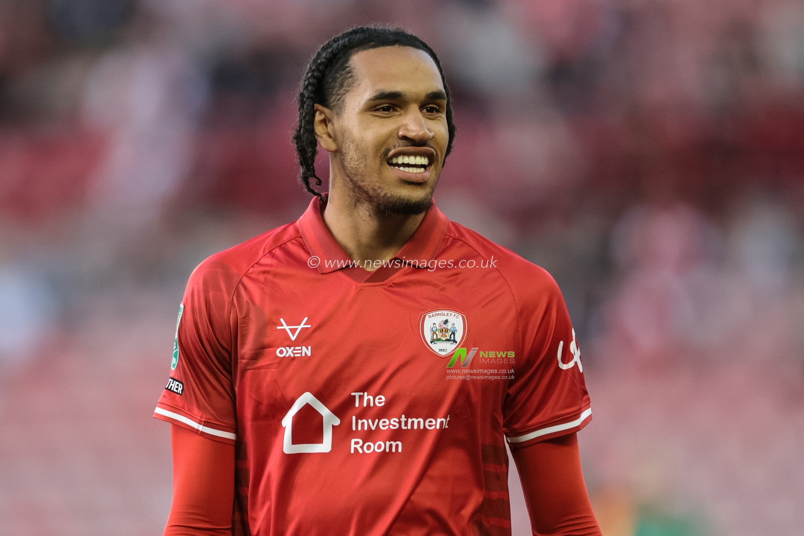 Jon Russell of Barnsley during the Carabao Cup match Barnsley vs Rotherham United at Oakwell, Barnsley, United Kingdom, 26th August 2025

(Photo by Mark Cosgrove/News Images)