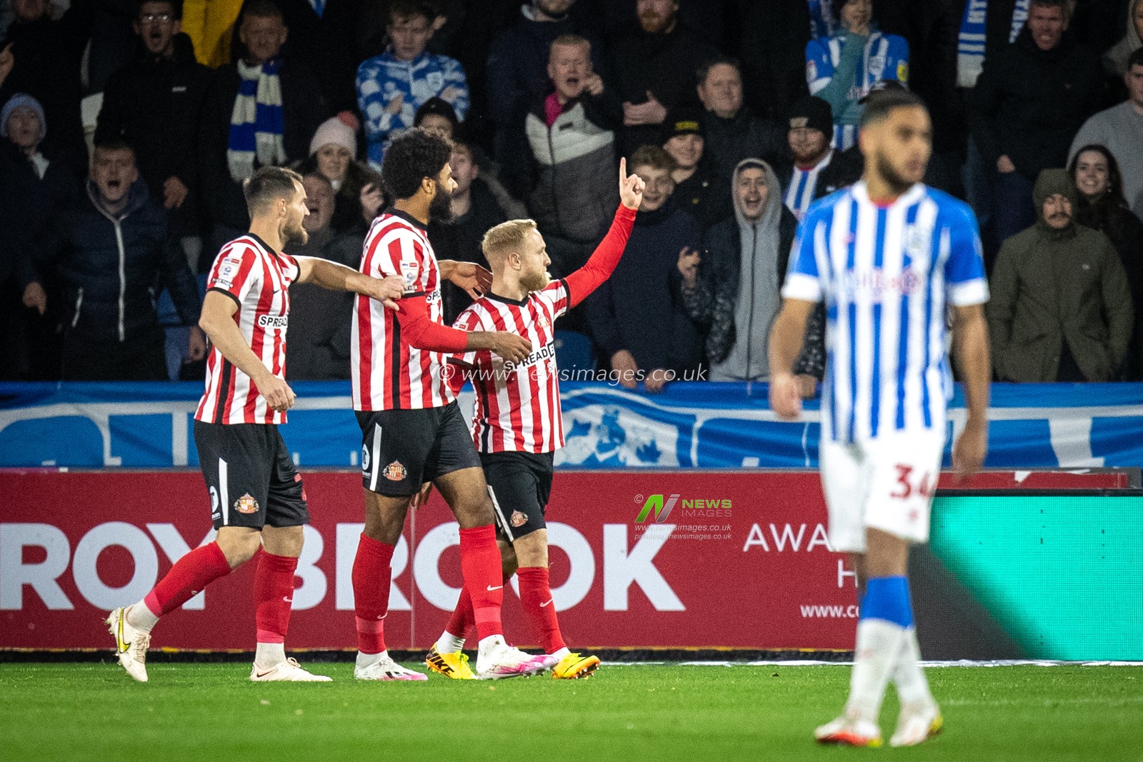 Alex Pritchard #21 of Sunderland celebrates his goal and makes the score 0-1 during the Sky Bet Championship match Huddersfield Town vs Sunderland at John Smith's Stadium, Huddersfield, United Kingdom, 2nd November 2022

(Photo by James Heaton/News Images)