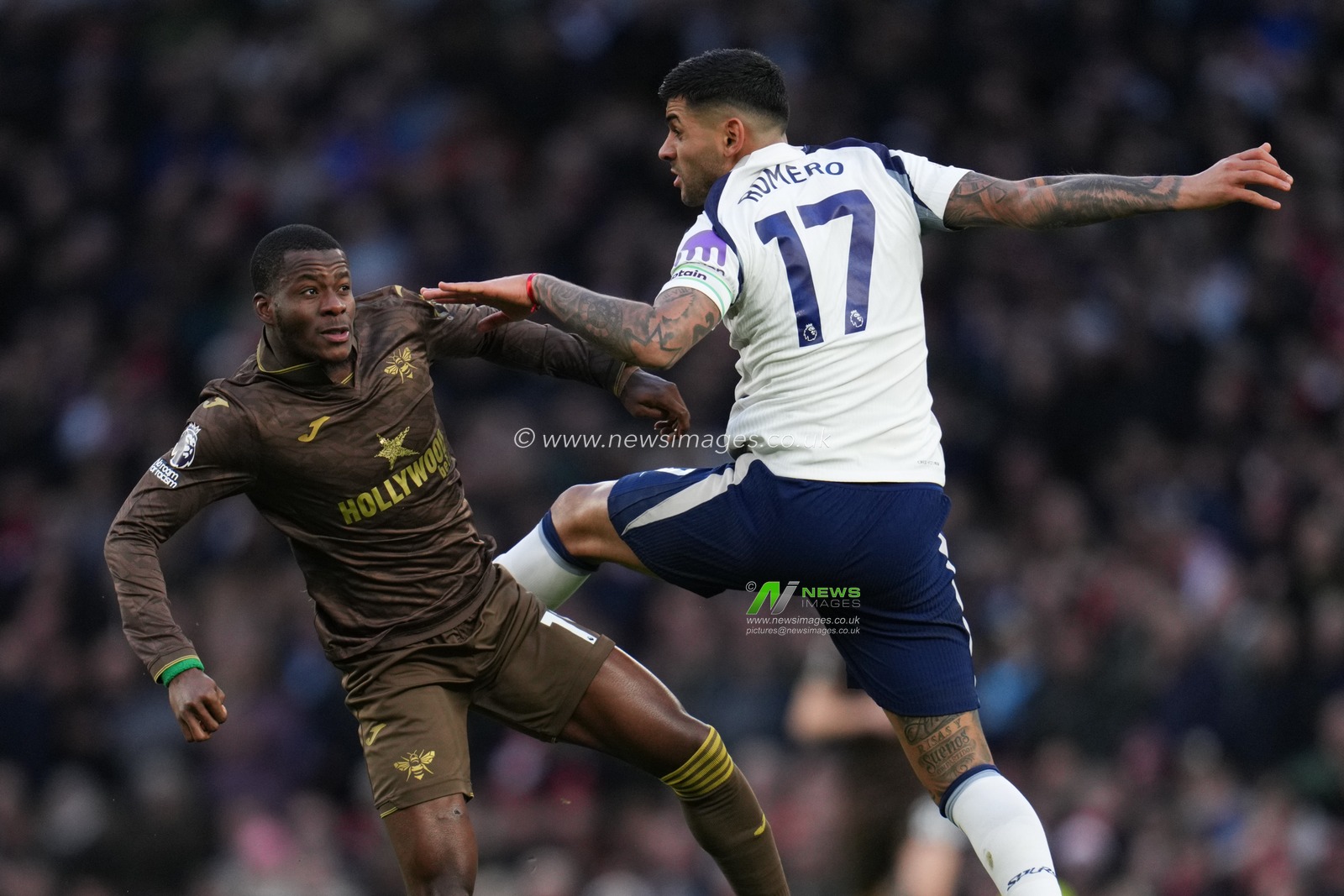 Cristian Romero of Tottenham Hotspur and Dango Ouattara of Brentford during the Premier League match Tottenham Hotspur vs Brentford at Tottenham Hotspur Stadium, London, United Kingdom, 6th December 2025

(Photo by Harvey Murphy/News Images)

*** GER AUT SUI OUT ***