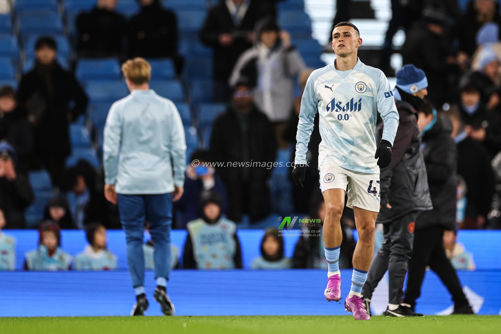 Phil Foden of Manchester City during the pre-game warm up ahead of the Premier League match Manchester City vs Burnley at Etihad Stadium, Manchester, United Kingdom, 31st January 2024

(Photo by Mark Cosgrove/News Images)