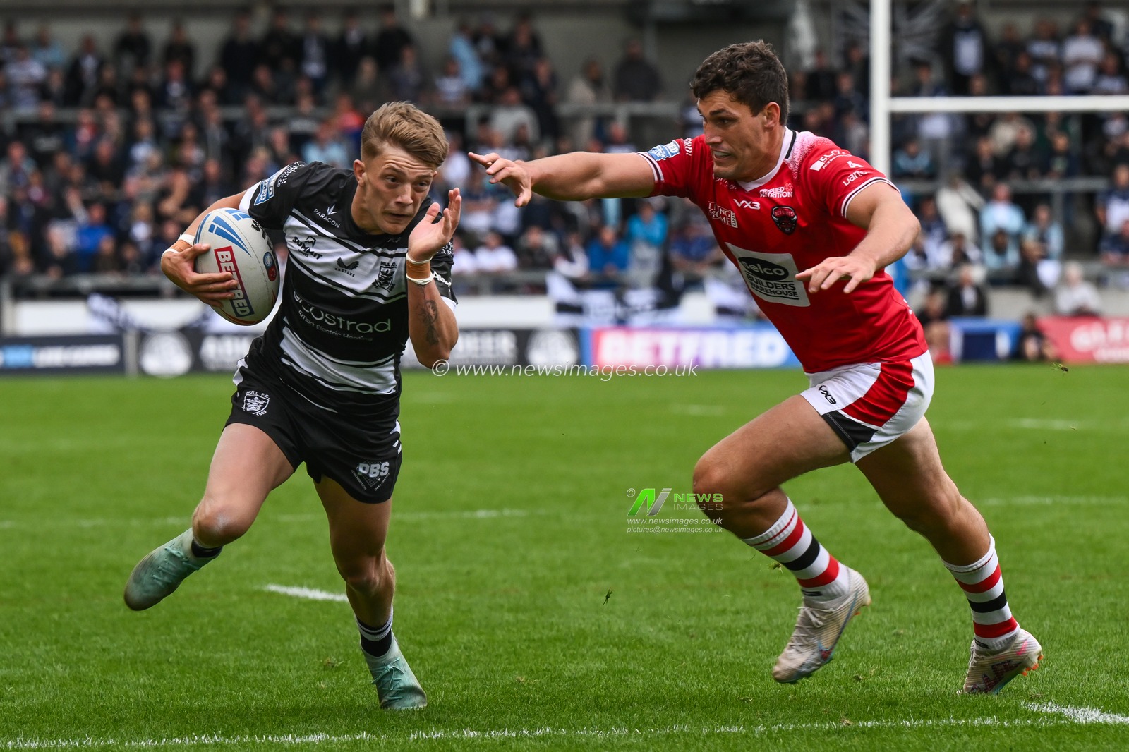 Logan Moy Hull FC breaks past Sam Stone of Salford Red Devils during the Betfred Super League Round 16 match Salford Red Devils vs Hull FC at Salford Community Stadium, Eccles, United Kingdom, 7th July 2024

(Photo by Craig Thomas/News Images)